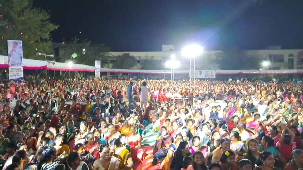 Jamkhed, Pallavi Golekar won 21,000 Paithani, Bibhishan Dhanwade organized Khel Paithani program broke all crowd records