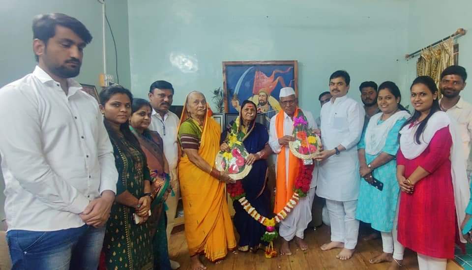 Karjat news, Karjat live news, MLA Ram Shinde visited Namdev Raut's house,