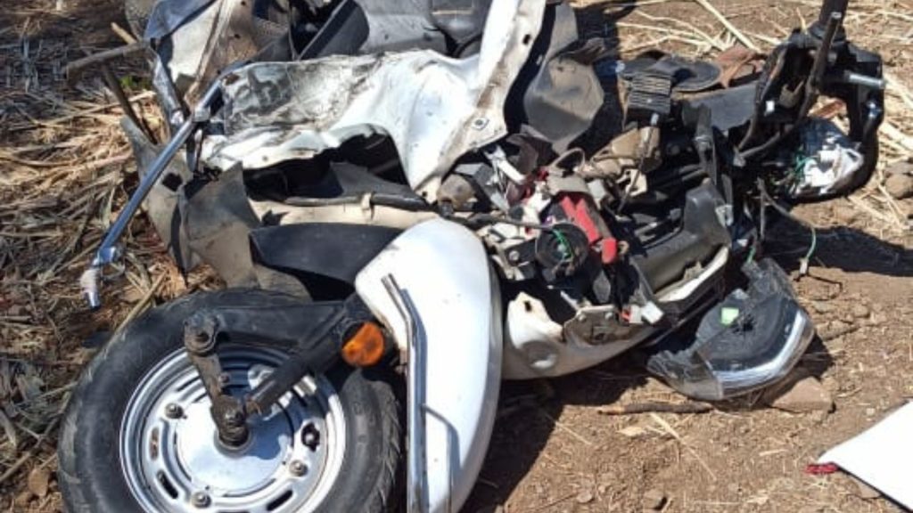 Horrible accident on Jamkhed-Karmala road, one person killed and two seriously injured