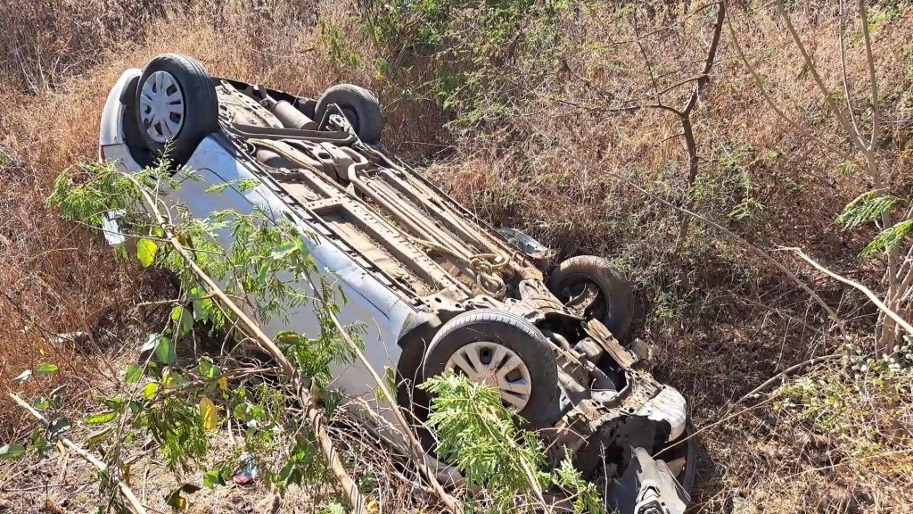 Horrible accident on Jamkhed-Karmala road, one person killed and two seriously injured