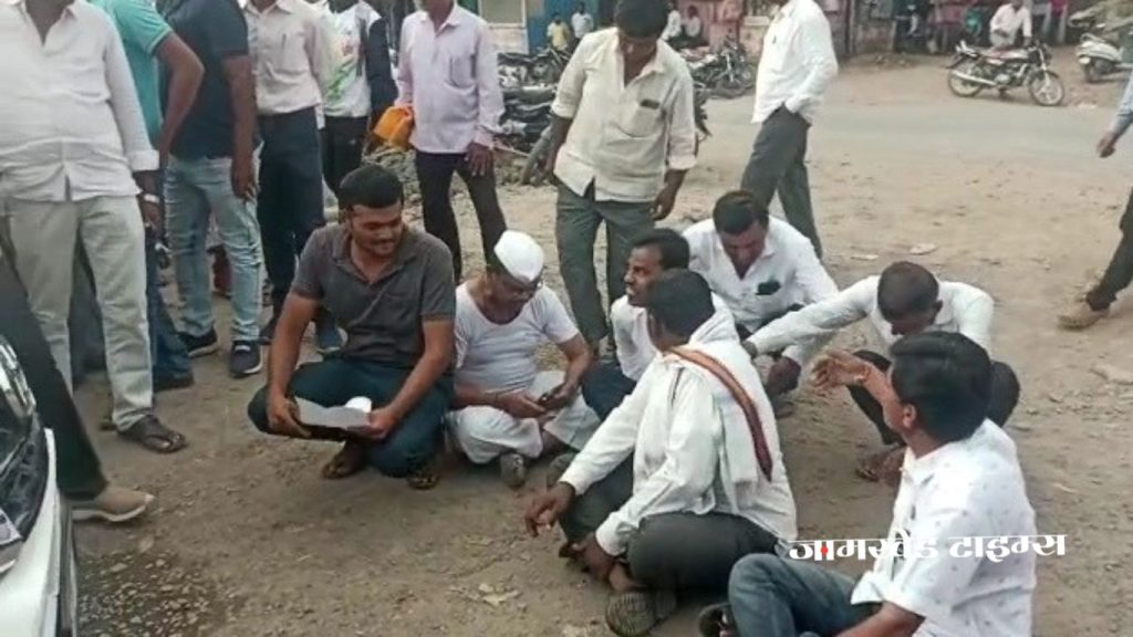Jamkhed, MLA Rohit Pawar's insensitivity towards farmers came to the fore, Rohit Pawar sitting in another car saying sit down, the video of the incident went viral on social media, what exactly happened? Read in detail