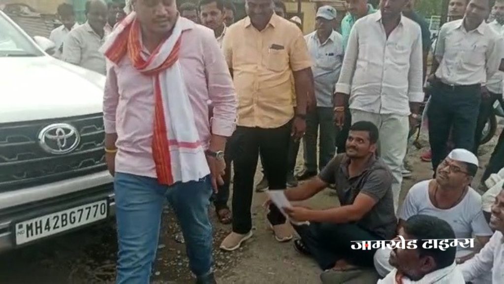Jamkhed, Late night games, Rohit Pawar's U-turn, midnight meeting of farmers in Kharda, Jo Bund Se Gayi Wo Houd Se Nahi Aati discussion has gained momentum in Karjat Jamkhed Constituency,