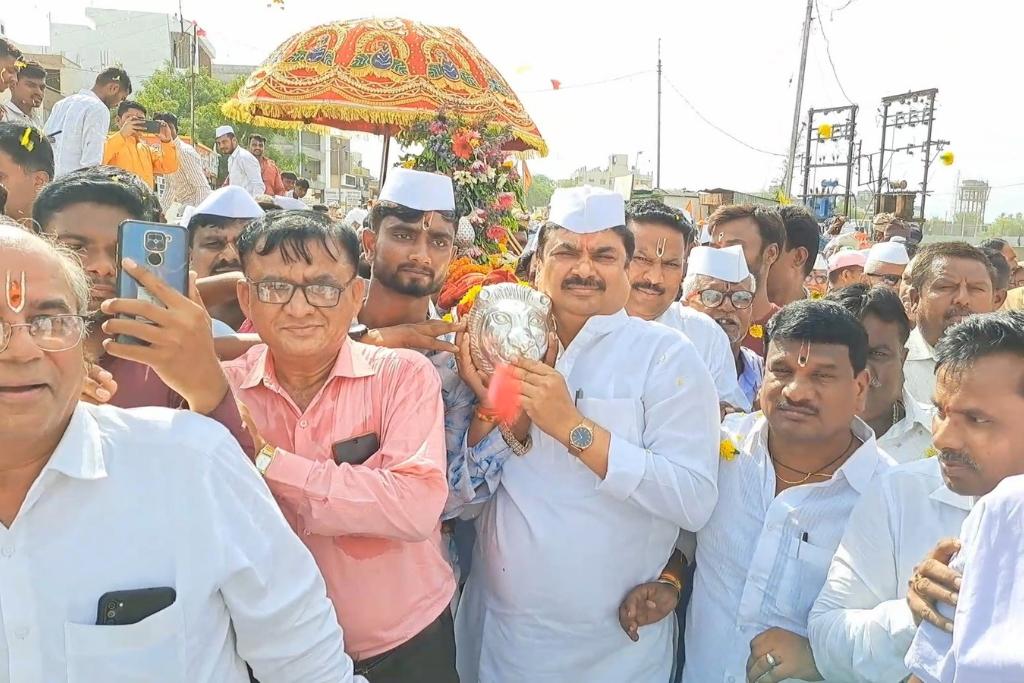 Karjat, MLA Ram Shinde indulged in service of warkari, welcomed palanquin of Saint Shrestha Nivrutinath Maharaj in Mirajgaon, Vitthala, sowing is stalled, rains should come as soon as possible.