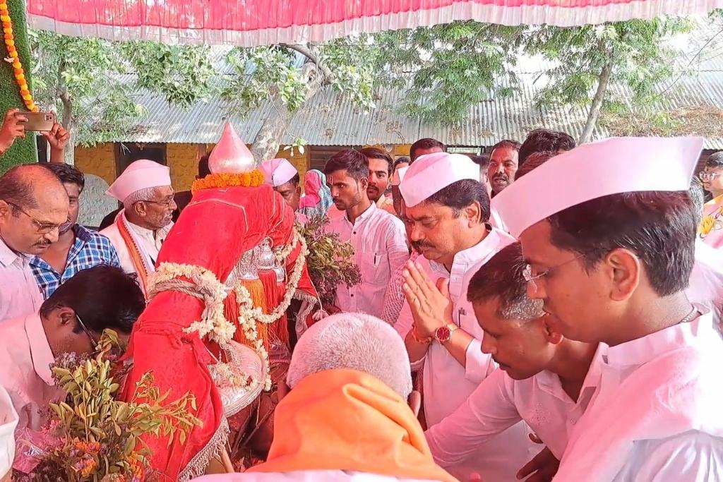 Karjat, MLA Ram Shinde indulged in service of warkari, welcomed palanquin of Saint Shrestha Nivrutinath Maharaj in Mirajgaon, Vitthala, sowing is stalled, rains should come as soon as possible.