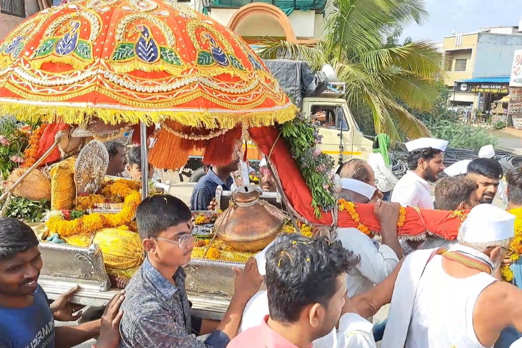 Karjat, MLA Ram Shinde indulged in service of warkari, welcomed palanquin of Saint Shrestha Nivrutinath Maharaj in Mirajgaon, Vitthala, sowing is stalled, rains should come as soon as possible.