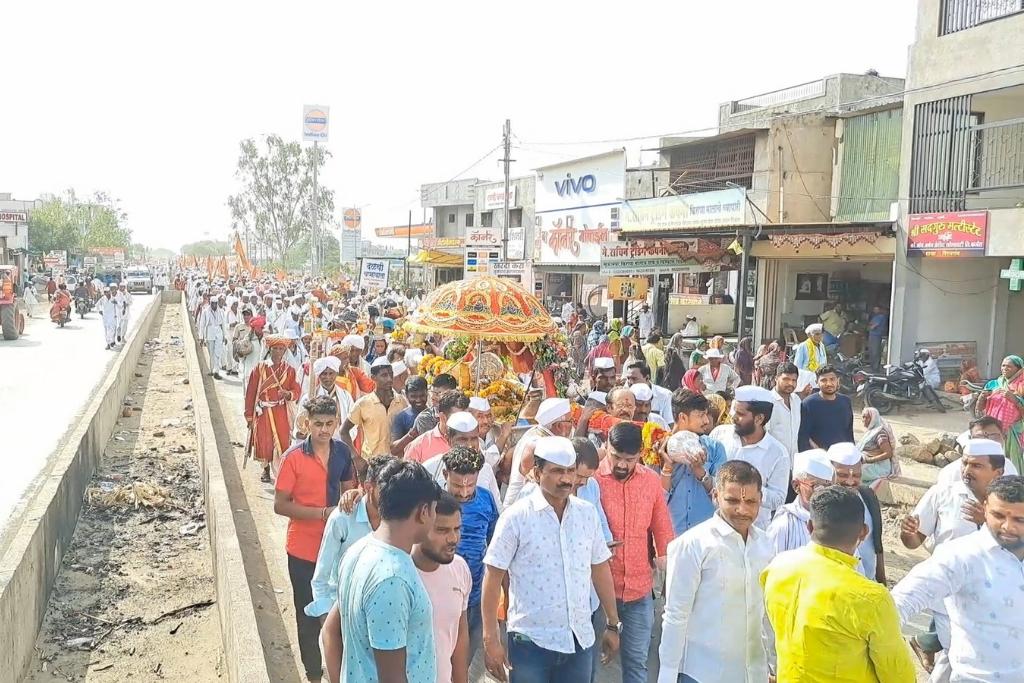Karjat, MLA Ram Shinde indulged in service of warkari, welcomed palanquin of Saint Shrestha Nivrutinath Maharaj in Mirajgaon, Vitthala, sowing is stalled, rains should come as soon as possible.