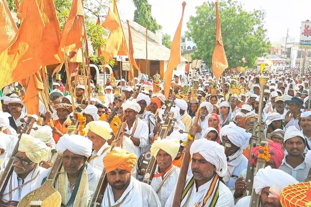 Karjat, MLA Ram Shinde indulged in service of warkari, welcomed palanquin of Saint Shrestha Nivrutinath Maharaj in Mirajgaon, Vitthala, sowing is stalled, rains should come as soon as possible.