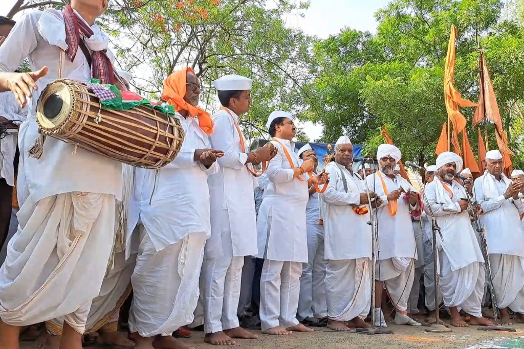 Karjat, MLA Ram Shinde indulged in service of warkari, welcomed palanquin of Saint Shrestha Nivrutinath Maharaj in Mirajgaon, Vitthala, sowing is stalled, rains should come as soon as possible.