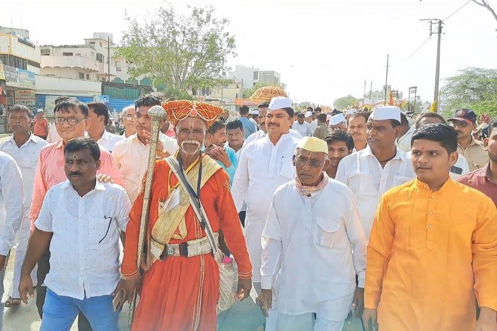 Karjat, MLA Ram Shinde indulged in service of warkari, welcomed palanquin of Saint Shrestha Nivrutinath Maharaj in Mirajgaon, Vitthala, sowing is stalled, rains should come as soon as possible.