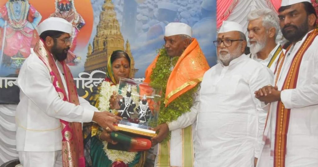 Ashadhi Ekadashi 2023, Warkari family of Ahmednagar district got honor of Government Mahapuja in Pandharpur Vitthal Rukmini tempal, Bhausaheb kale, Mangal kale,
