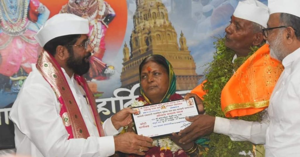 Ashadhi Ekadashi 2023, Warkari family of Ahmednagar district got honor of Government Mahapuja in Pandharpur Vitthal Rukmini tempal, Bhausaheb kale, Mangal kale,