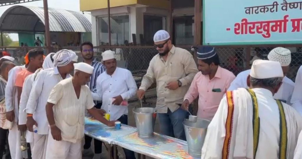 Hindu-Muslim brotherhood in Ashadhi Wari 2023,Muslim brothers serving Warkari brothers, distribution of dates, Shirkhurma, syrups, fruits everywhere,