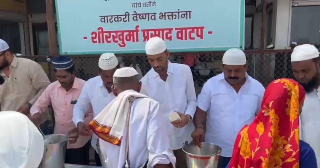 Hindu-Muslim brotherhood in Ashadhi Wari 2023,Muslim brothers serving Warkari brothers, distribution of dates, Shirkhurma, syrups, fruits everywhere,