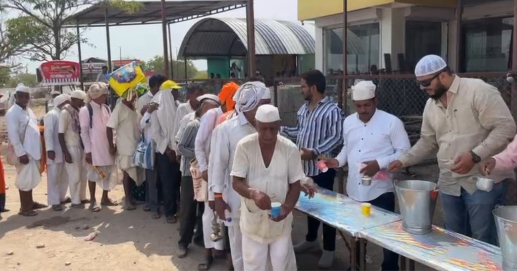 Hindu-Muslim brotherhood in Ashadhi Wari 2023,Muslim brothers serving Warkari brothers, distribution of dates, Shirkhurma, syrups, fruits everywhere,
