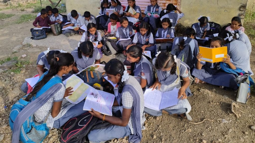 Jamkhed S T depo mismanagement forced 50 female students to walk home in dark, safety of female students in danger, Mujor authorities need to be taught lesson, jamkhed news today, 