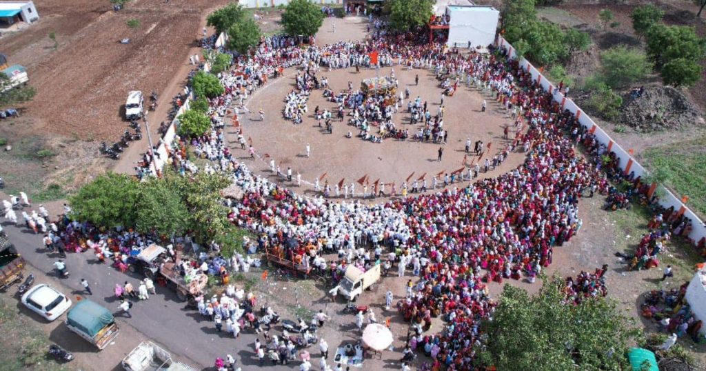 Jamkhed, Saint Vamanbhau Dindi's first arena ceremony was filled with enthusiasm, thousands of devotees attende Ringan Sohala, Dindi marched towards Pandhari chanting Vithunama,