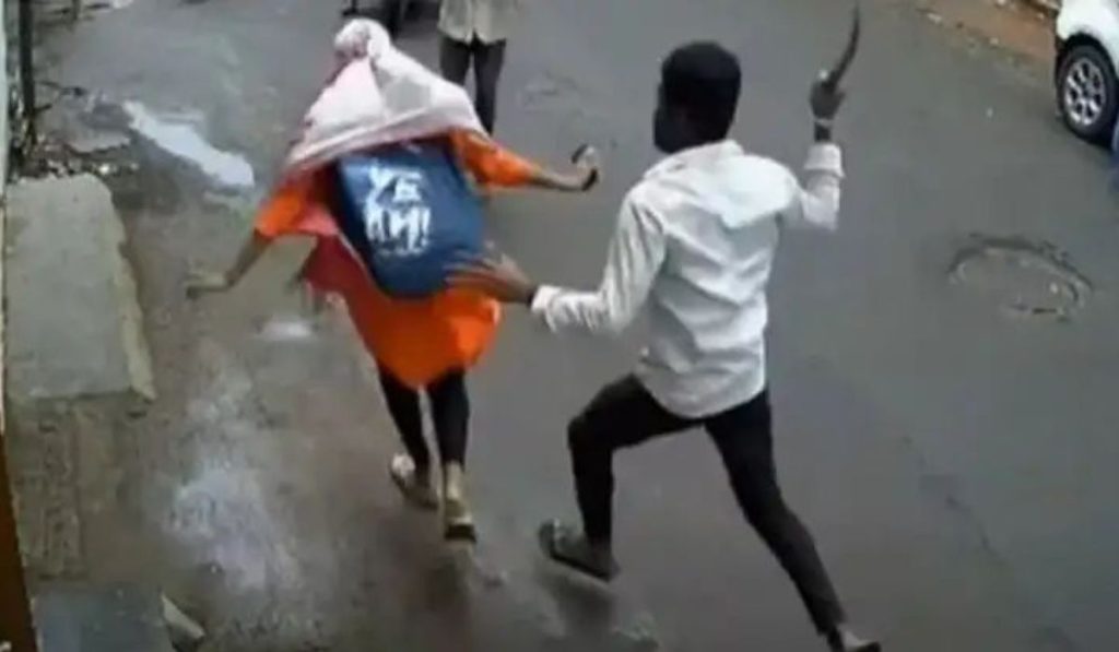 Sensational, MPSC young lady student attacked by coyote in Sadashiv Peth Pune, pune latest Crime News