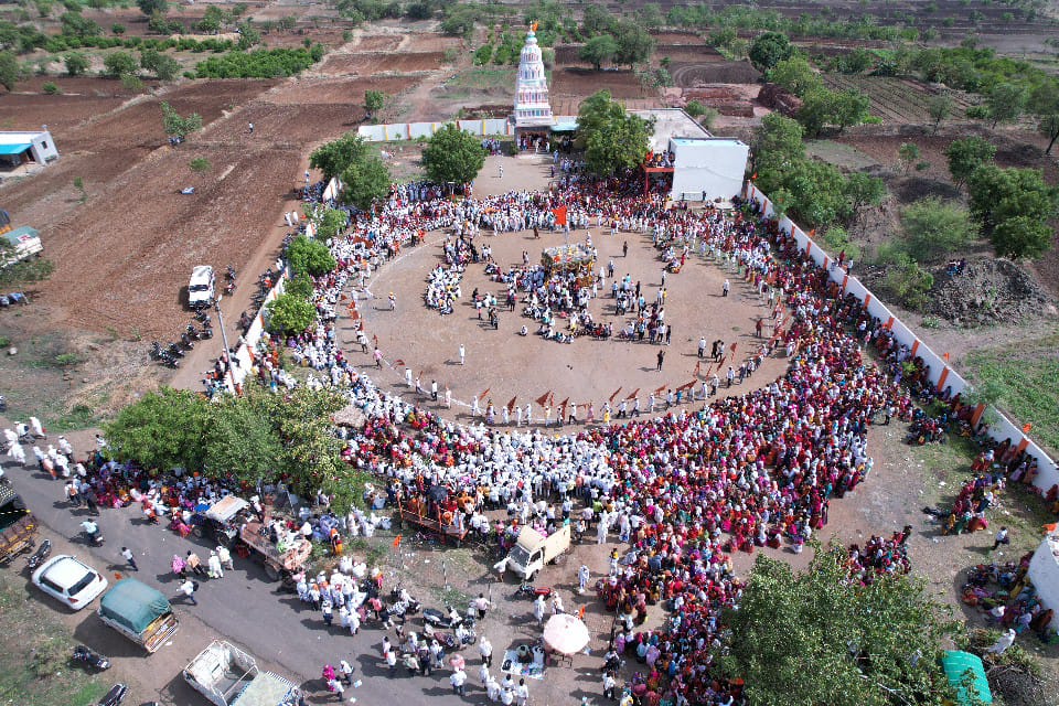 Jamkhed, Saint Vamanbhau Dindi's first arena ceremony was filled with enthusiasm, thousands of devotees attende Ringan Sohala, Dindi marched towards Pandhari chanting Vithunama,