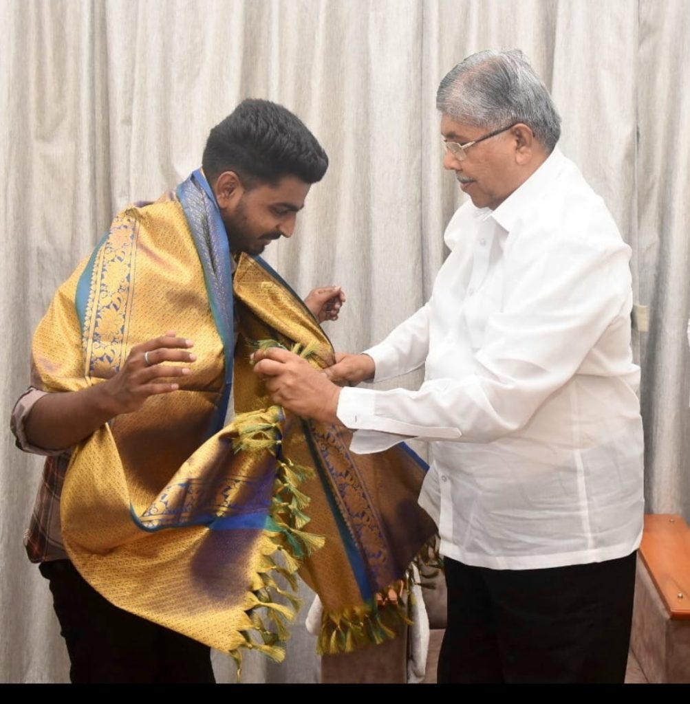 UPSC CSE, Vegetable seller's son cracked UPSC, Chandrakant Patil felicitated UPSC passer Siddharth Bhange, UPSC CSE 2023,