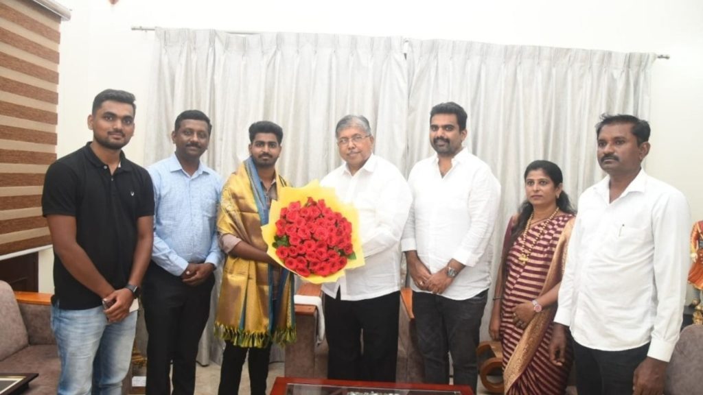 UPSC CSE, Vegetable seller's son cracked UPSC, Chandrakant Patil felicitated UPSC passer Siddharth Bhange, UPSC CSE 2023,