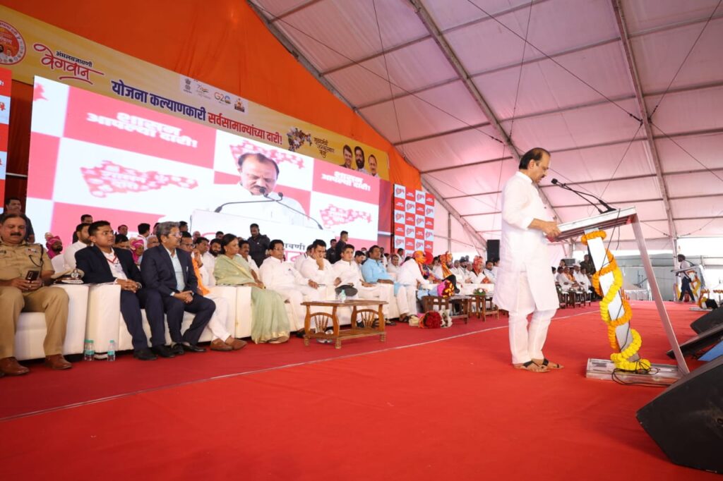 'शासन आपल्या दारी' कार्यक्रमात मुख्यमंत्री एकनाथ शिंदे यांची मोठी घोषणा, गोदावरी खोऱ्याला दुष्काळमुक्त करण्यासाठी पश्चिम वाहिनी नद्यांचे पाणी वळवणार !
Chief Minister Eknath Shinde's big announcement in program Shasan Aaplya Dari, will divert water of West Channel rivers to make the Godavari valley drought free,