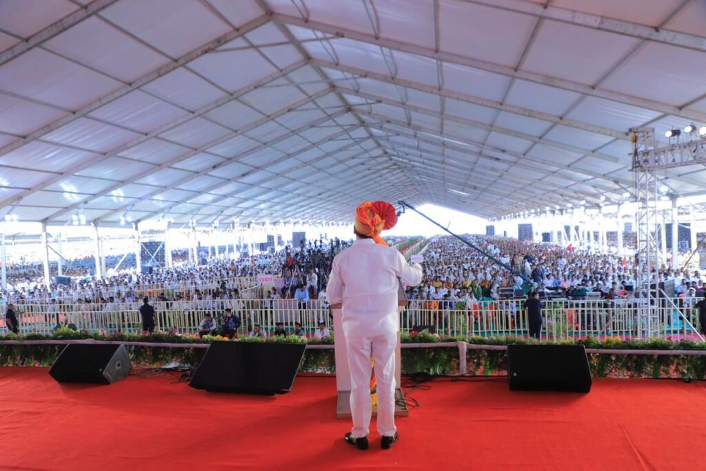 'शासन आपल्या दारी' कार्यक्रमात मुख्यमंत्री एकनाथ शिंदे यांची मोठी घोषणा, गोदावरी खोऱ्याला दुष्काळमुक्त करण्यासाठी पश्चिम वाहिनी नद्यांचे पाणी वळवणार !
Chief Minister Eknath Shinde's big announcement in program Shasan Aaplya Dari, will divert water of West Channel rivers to make the Godavari valley drought free,