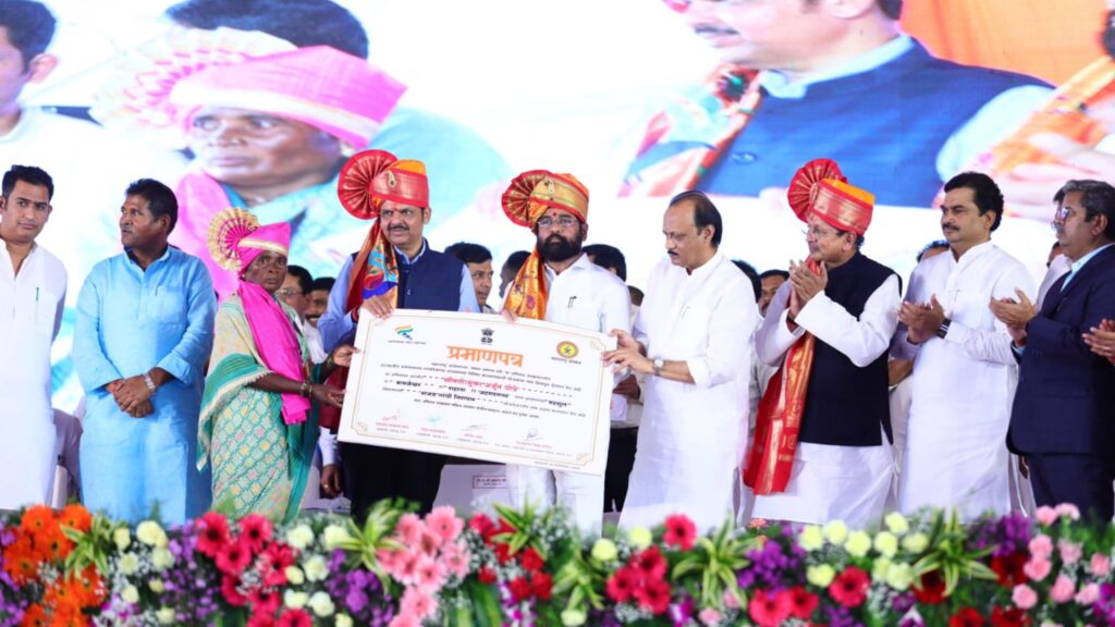 'शासन आपल्या दारी' कार्यक्रमात मुख्यमंत्री एकनाथ शिंदे यांची मोठी घोषणा, गोदावरी खोऱ्याला दुष्काळमुक्त करण्यासाठी पश्चिम वाहिनी नद्यांचे पाणी वळवणार !
Chief Minister Eknath Shinde's big announcement in program Shasan Aaplya Dari, will divert water of West Channel rivers to make the Godavari valley drought free,