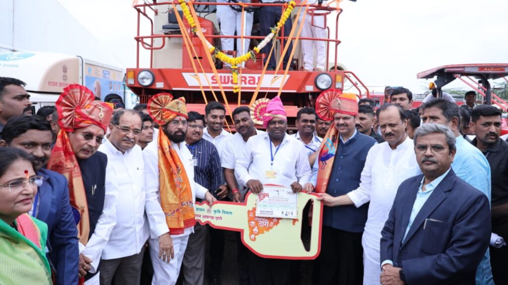 'शासन आपल्या दारी' कार्यक्रमात मुख्यमंत्री एकनाथ शिंदे यांची मोठी घोषणा, गोदावरी खोऱ्याला दुष्काळमुक्त करण्यासाठी पश्चिम वाहिनी नद्यांचे पाणी वळवणार !
Chief Minister Eknath Shinde's big announcement in program Shasan Aaplya Dari, will divert water of West Channel rivers to make the Godavari valley drought free,