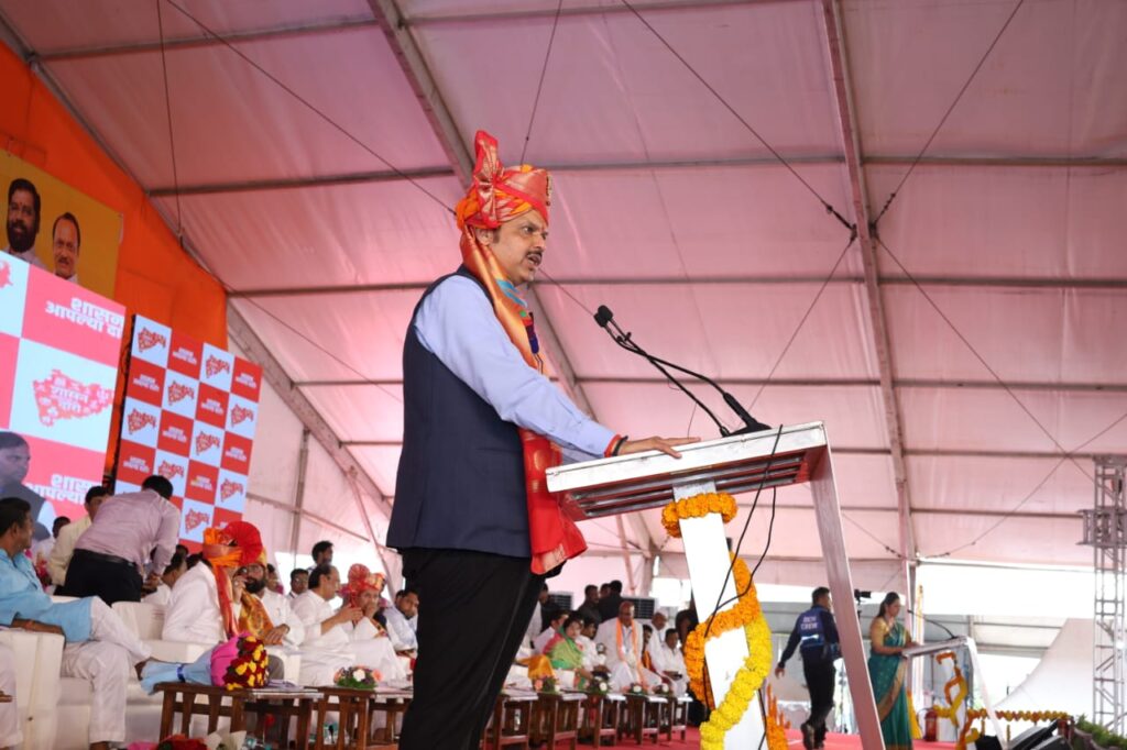 'शासन आपल्या दारी' कार्यक्रमात मुख्यमंत्री एकनाथ शिंदे यांची मोठी घोषणा, गोदावरी खोऱ्याला दुष्काळमुक्त करण्यासाठी पश्चिम वाहिनी नद्यांचे पाणी वळवणार !
Chief Minister Eknath Shinde's big announcement in program Shasan Aaplya Dari, will divert water of West Channel rivers to make the Godavari valley drought free,