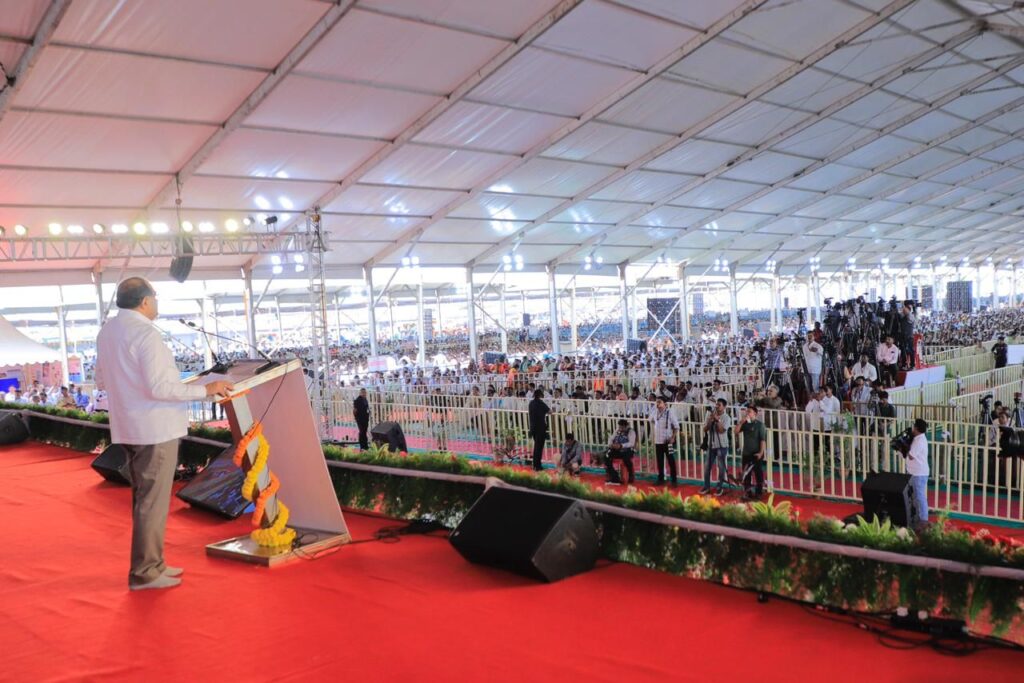 'शासन आपल्या दारी' कार्यक्रमात मुख्यमंत्री एकनाथ शिंदे यांची मोठी घोषणा, गोदावरी खोऱ्याला दुष्काळमुक्त करण्यासाठी पश्चिम वाहिनी नद्यांचे पाणी वळवणार !
Chief Minister Eknath Shinde's big announcement in program Shasan Aaplya Dari, will divert water of West Channel rivers to make the Godavari valley drought free,