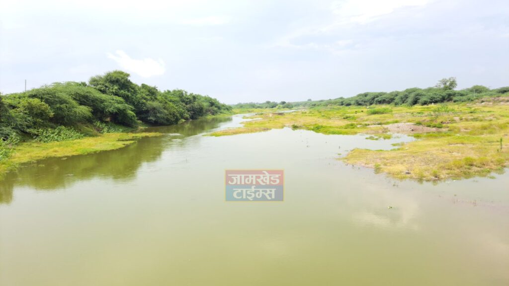 jamkhed, Heavy rain in Vincharana valley caused river Sina to flow, villages along Vincharana also got big relief, Khairi Dam and other projects are still waiting for heavy rains, 