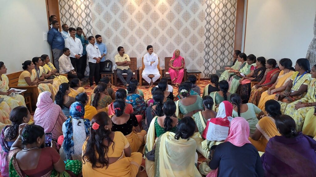 In the upcoming session, Asha will raise her voice in the Legislative Council on the issues of volunteers and group promoters - MLA Prof. Ram Shinde