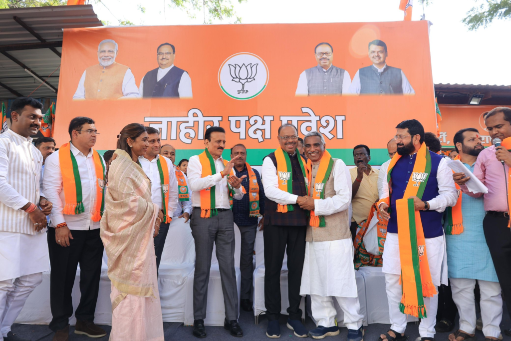 dr ulhas patil news,Finally, big leader of Congress along with daughter joins BJP, former MP Dr. Ulhas Patil and Dr. Ketki Patil join BJP with hundreds of supporters.