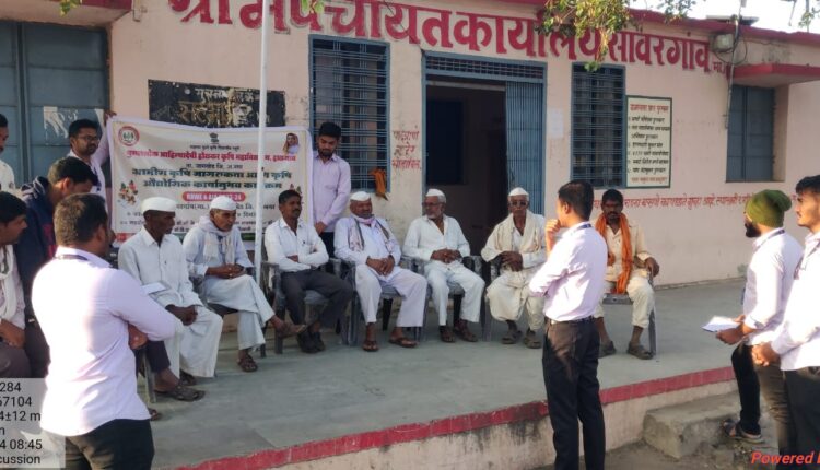 krushidoot of Halgaon Agricultural College learned about the problems of the villagers, the communication was achieved through group discussion,