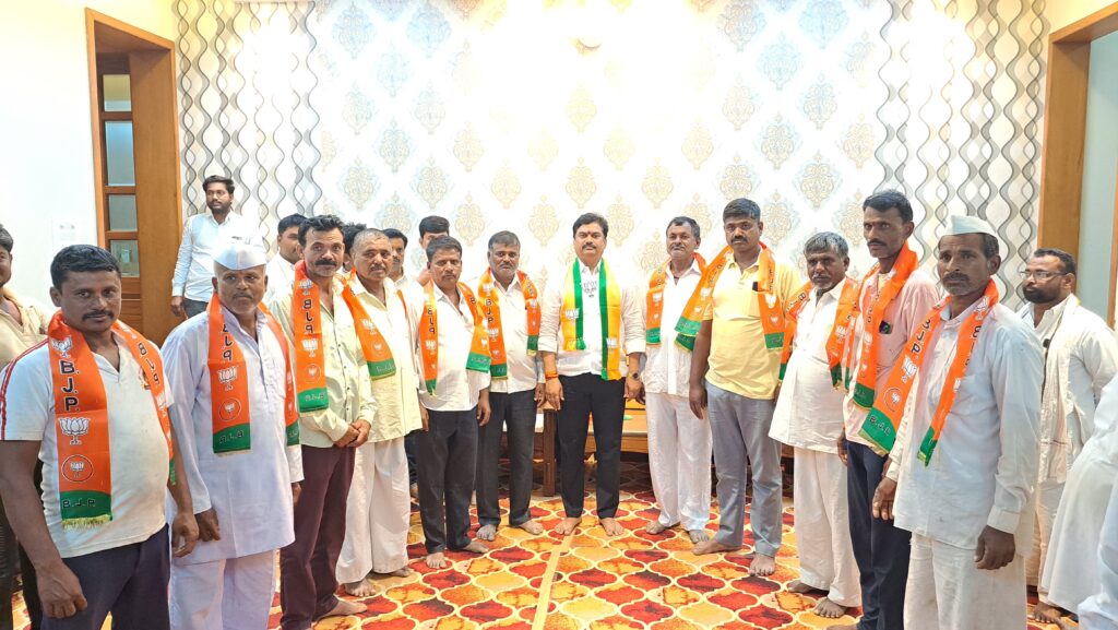 Karjat Jamkhed News, Dighol society chairman and hundreds of activists join BJP, ram shinde latest news today