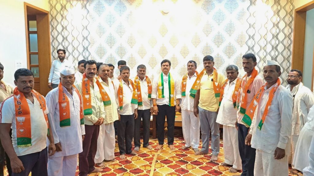Karjat Jamkhed News, Dighol society chairman and hundreds of activists join BJP, ram shinde latest news today