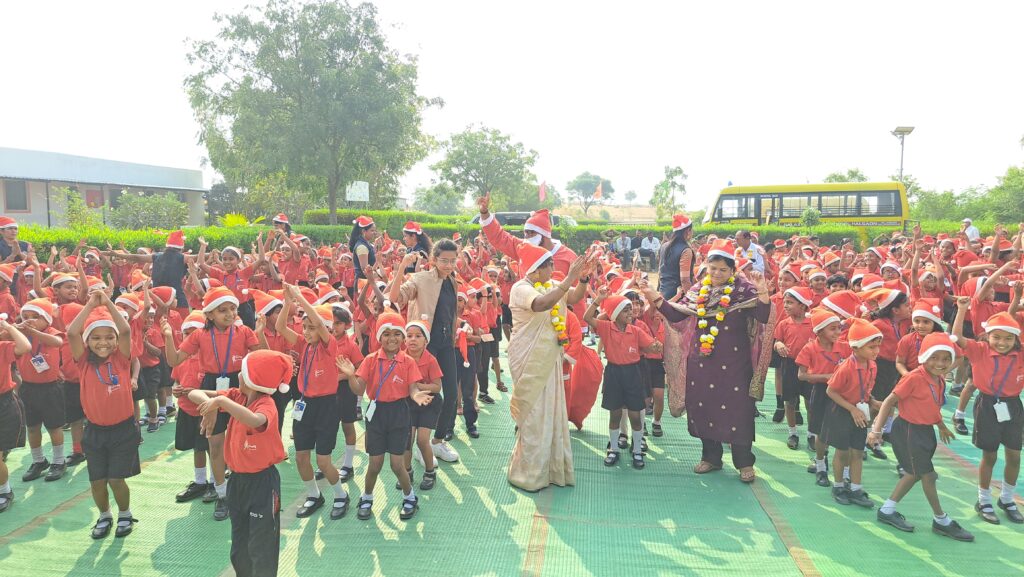 Christmas 2024, Galaxy English School's work of maintaining equality among all religions is commendable - Dr Shobha Arole, jamkhed news today, Christmas is celebrated with enthusiasm at Galaxy English School,