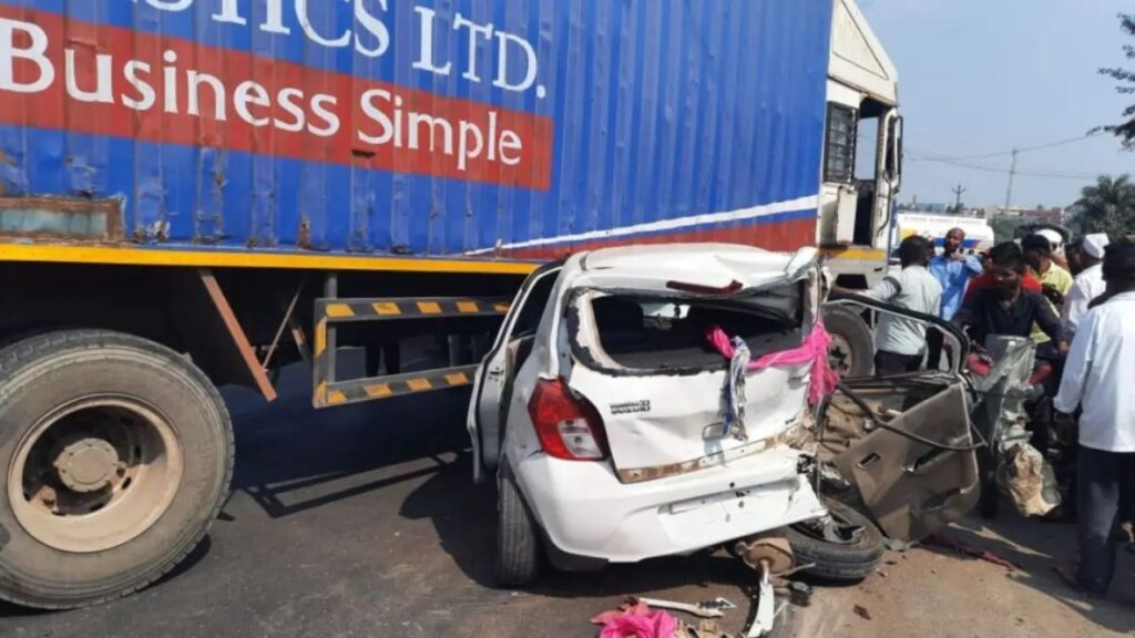 chakan shikrapur road accident today, breking news, 10 to 15 people were blown up by speeding container on Chakan Shikrapur road, the thrill of the shaking container, one person died and many others were injured in terrible accident,