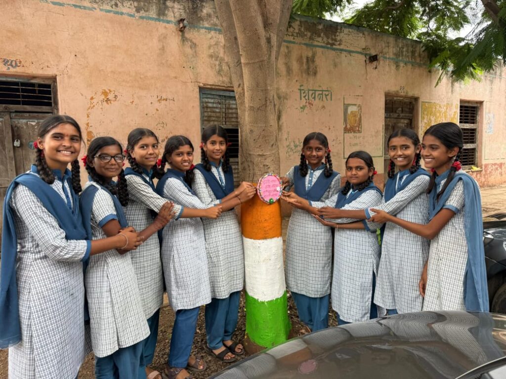 Jamkhed, Raksha Bandhan celebrated in Arangaon, unique way to connect with environment, initiative of the students is being appreciated everywhere,