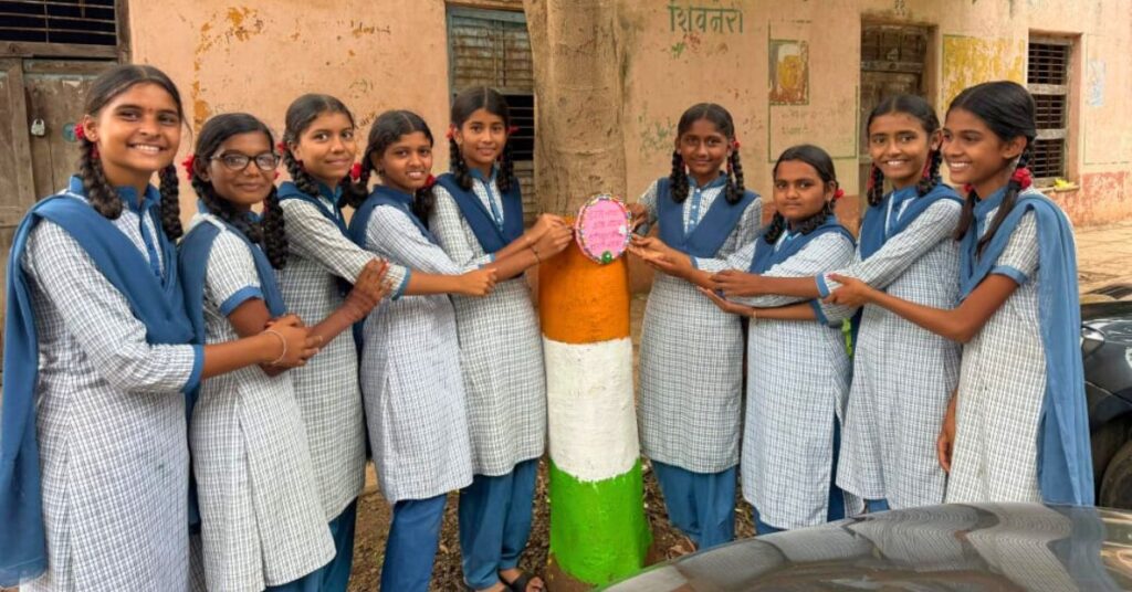 Jamkhed, Raksha Bandhan celebrated in Arangaon, unique way to connect with environment, initiative of the students is being appreciated everywhere,