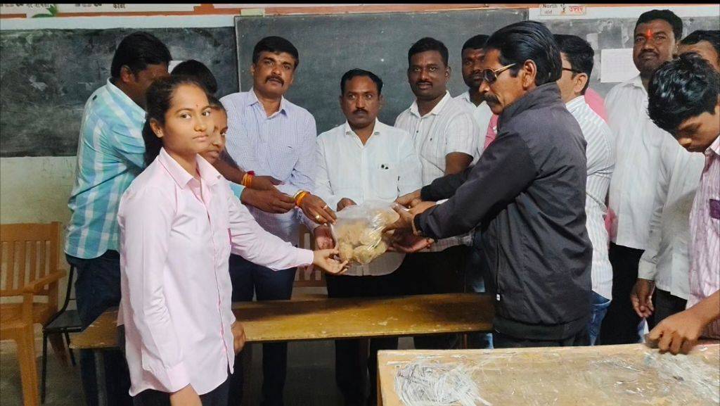 Students of Chondi were gifted Prasad from Tirupati Balaji Temple initiative by sabhapati Ram Shinde, jamkhed latest news today,