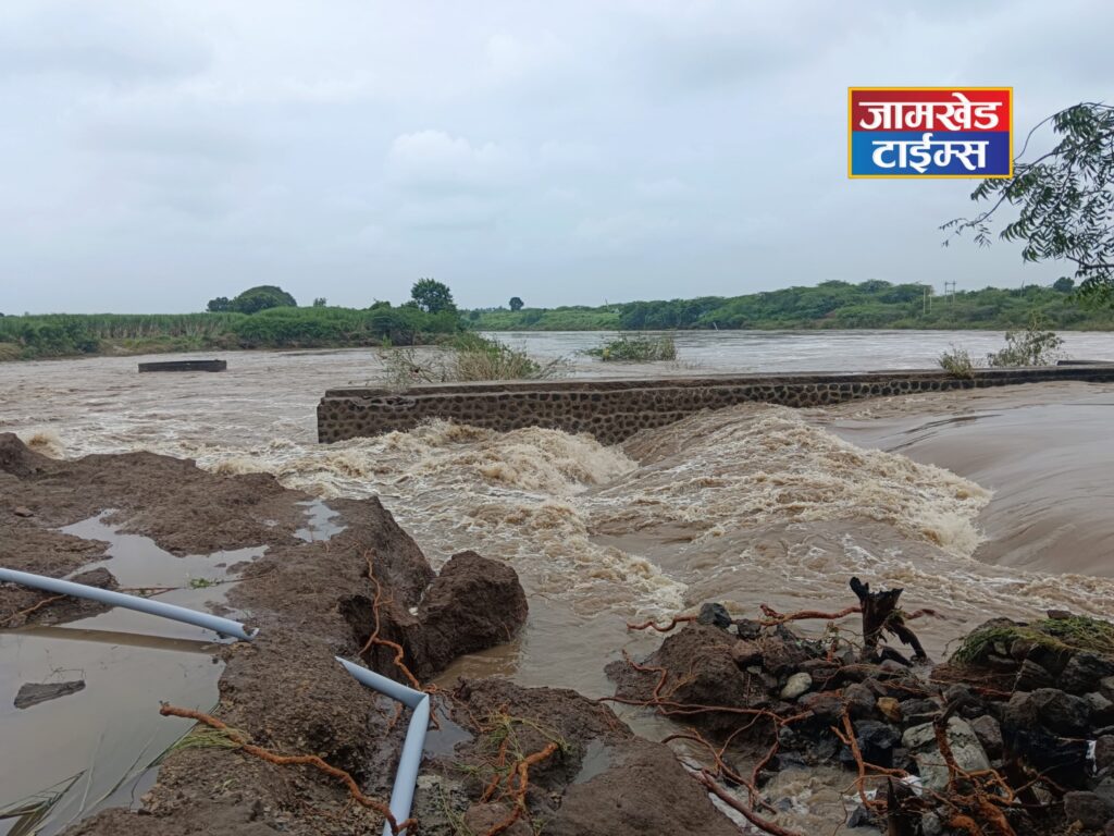 Jamkhed, devastation caused by flood of Sina River was evident, dam overflowed, asphalt road on tbridge was in tatters, flood caused huge damage to agriculture, chondi news, jamkhed latest news today, 