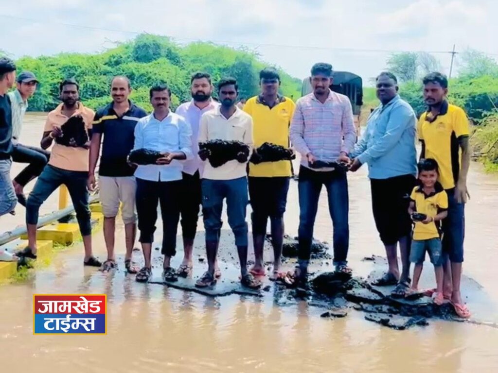 Jamkhed, devastation caused by flood of Sina River was evident, dam overflowed, asphalt road on tbridge was in tatters, flood caused huge damage to agriculture, chondi news, jamkhed latest news today, 