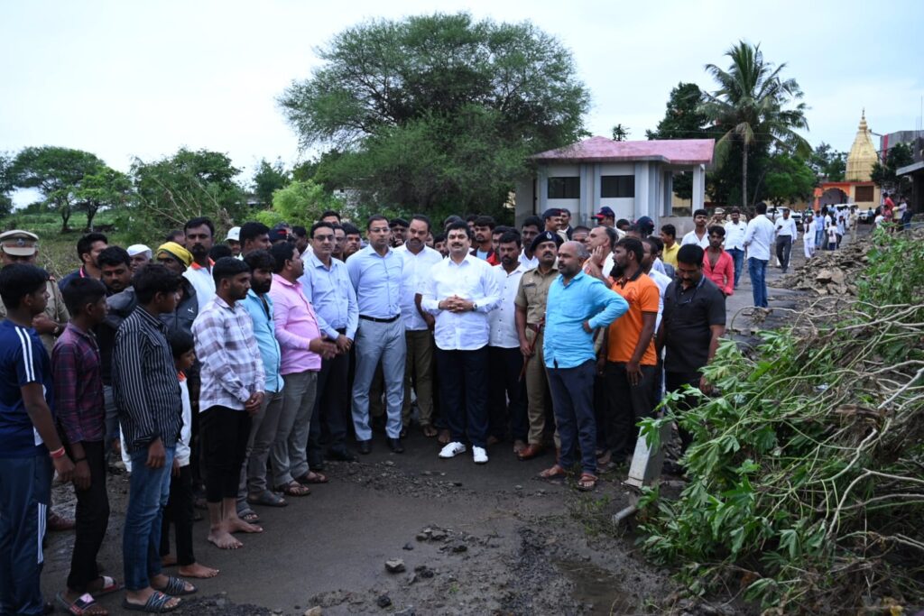 Jamkhed flood news, Ram Shinde reached farmers' fields with team of officials, inspected flood-affected areas in Jamkhed taluka and reassured farmers, Jamkhed today's latest news,