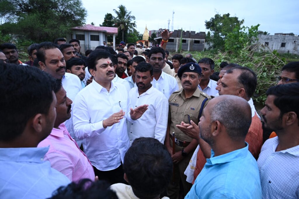 Jamkhed flood news, Ram Shinde reached farmers' fields with team of officials, inspected flood-affected areas in Jamkhed taluka and reassured farmers, Jamkhed today's latest news,