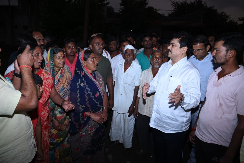 Jamkhed flood news, Ram Shinde reached farmers' fields with team of officials, inspected flood-affected areas in Jamkhed taluka and reassured farmers, Jamkhed today's latest news,