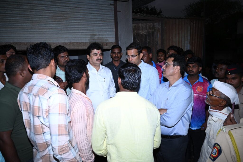 Jamkhed flood news, Ram Shinde reached farmers' fields with team of officials, inspected flood-affected areas in Jamkhed taluka and reassured farmers, Jamkhed today's latest news,