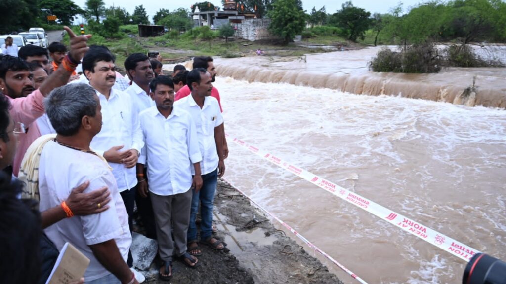 Jamkhed flood news, Ram Shinde reached farmers' fields with team of officials, inspected flood-affected areas in Jamkhed taluka and reassured farmers, Jamkhed today's latest news,