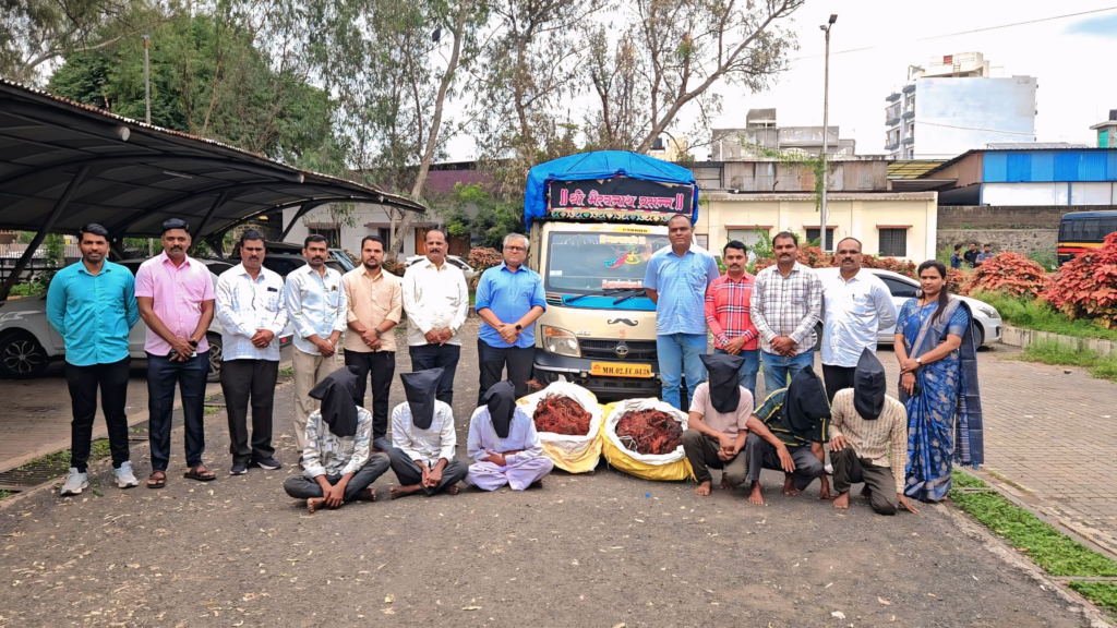 Inter-district gang involved in copper wire theft arrested, valuables worth Rs 4 lakh seized from 06 accused. LCB conducts crackdown in Karjat, karjat jamkhed latest news today,  