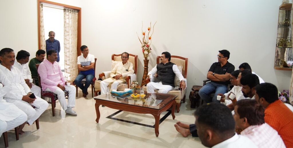 Breaking News, sabhapati Ram Shinde meets Rajendra Phalke, creates excitement in karjat jamkhed political circles, 